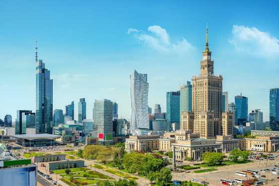WARSZAWA -- stolica  niezłomna,  historyczna,  nowoczesna. Wypoczynek z językiem polskim